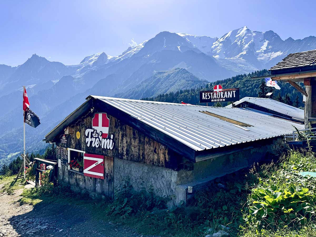 Chalet d’alpage La Ferme face au massif enneigé du Mont-Blanc