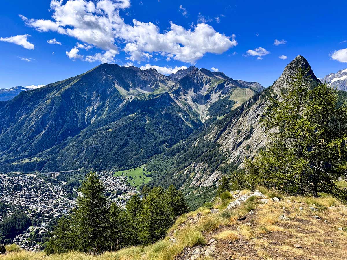 Courmayeur et la vallée d’Aoste vus depuis les hauteurs du Tour du Mont-Blanc