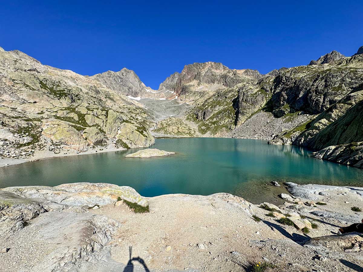 Lac Blanc entouré de reliefs rocheux dans le massif des Aiguilles Rouges sur le Tour du Mont-Blanc