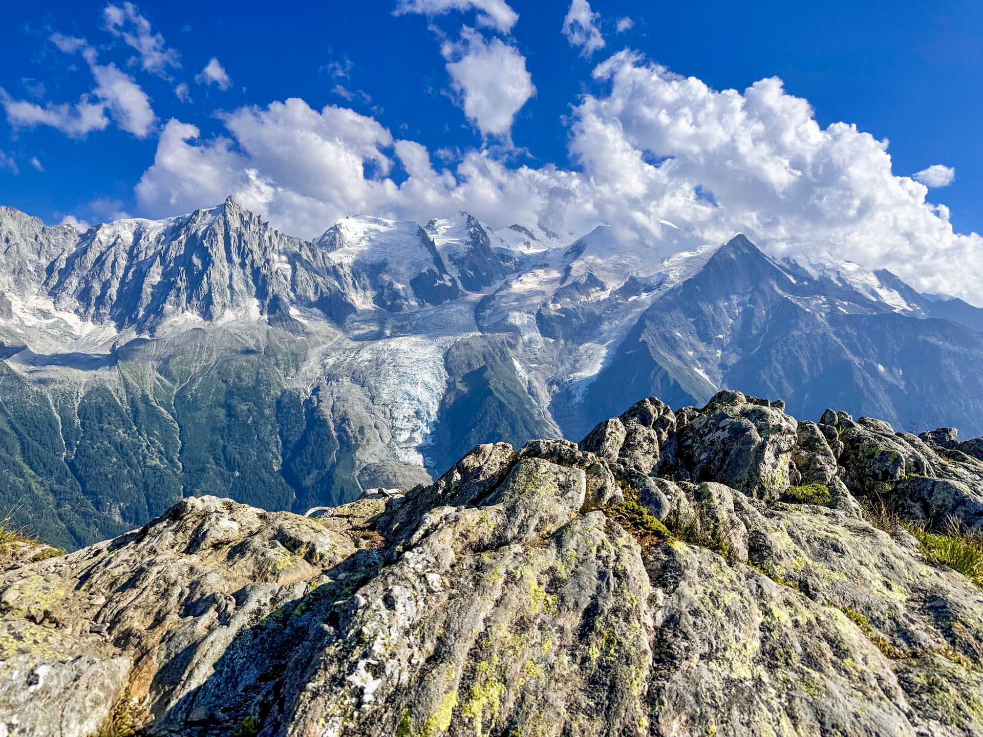 Massif du Mont-Blanc et ses glaciers vus depuis le Brévent sur le Tour du Mont-Blanc