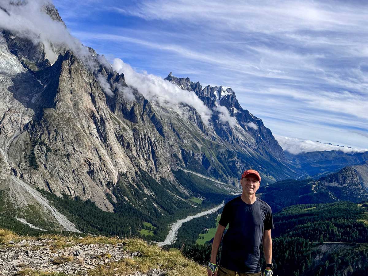 Randonneur à la Tête Bernarda devant les Grandes Jorasses et le Val Ferret