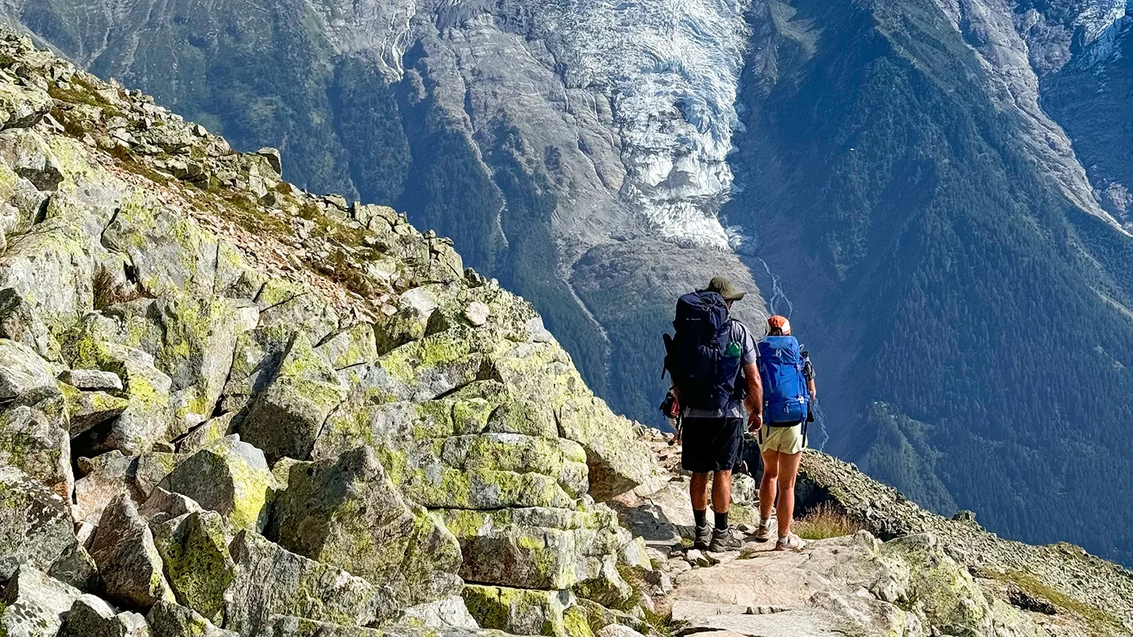 Deux randonneurs sur le sentier, face au massif du Mont-Blanc depuis le Brévent.