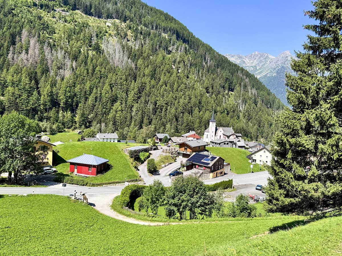Village de Trient et son église au cœur des montagnes suisses sur le Tour du Mont-Blanc